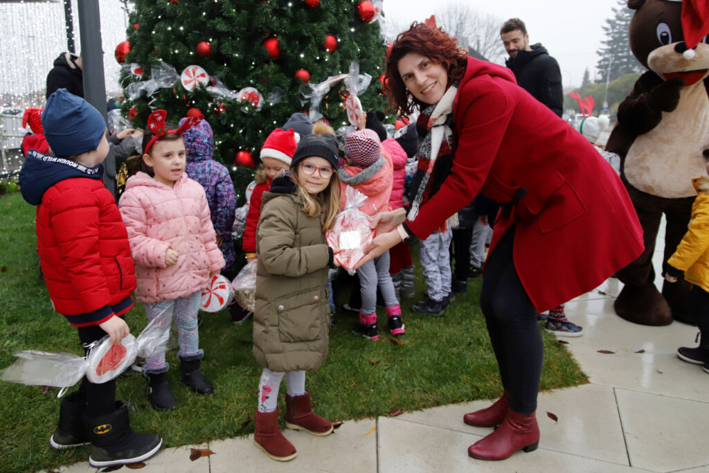 Veseli vrtićanci okitili božićno drvce ispred poslovnog sjedišta Podravke_2