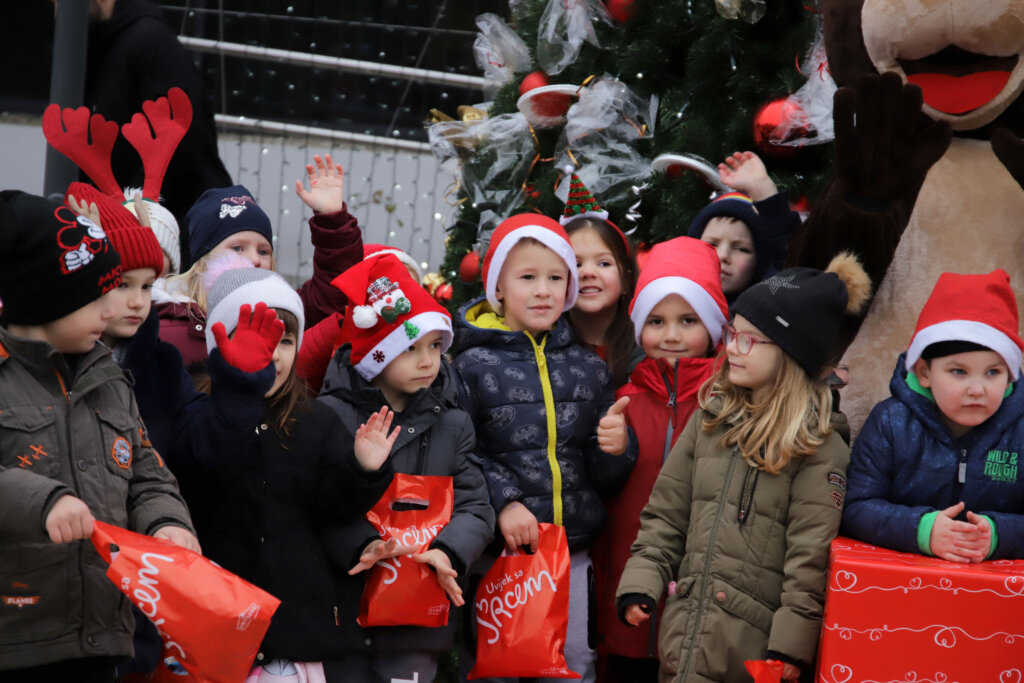 Veseli vrtićanci okitili božićno drvce ispred poslovnog sjedišta Podravke_5
