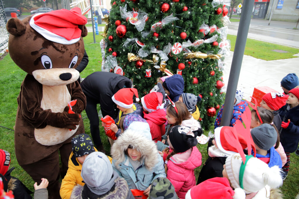 Veseli vrtićanci okitili božićno drvce ispred poslovnog sjedišta Podravke_7