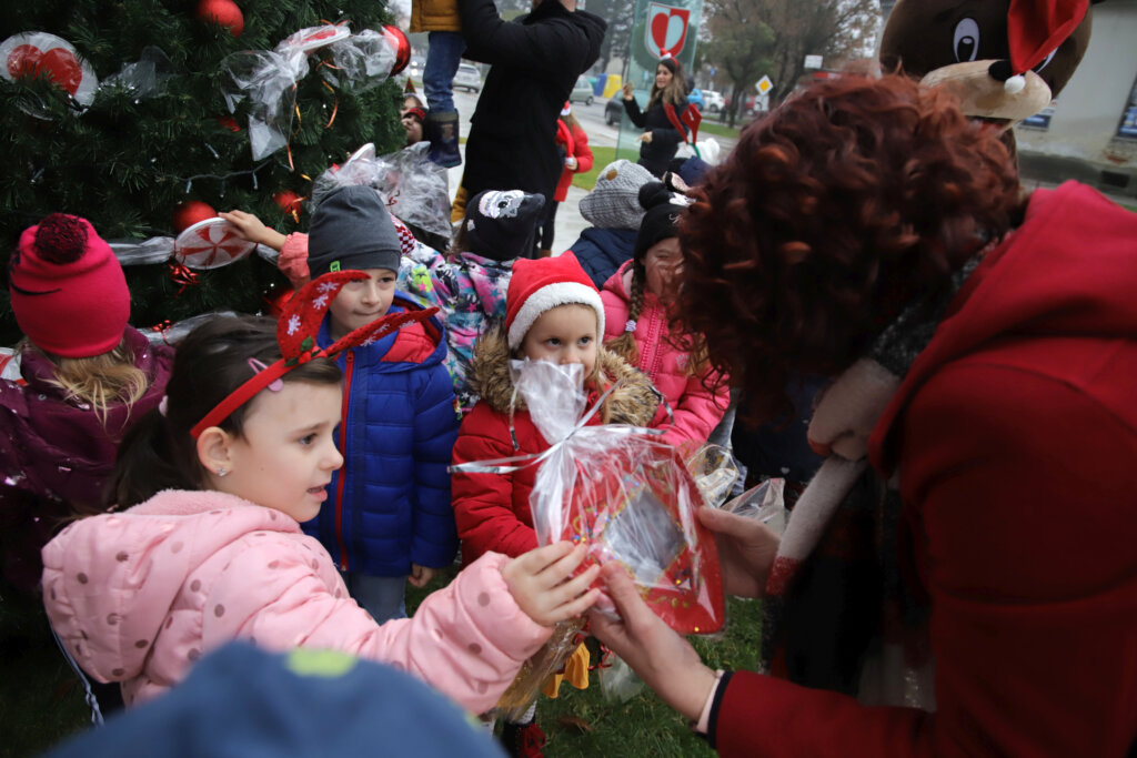 Veseli vrtićanci okitili božićno drvce ispred poslovnog sjedišta Podravke_8