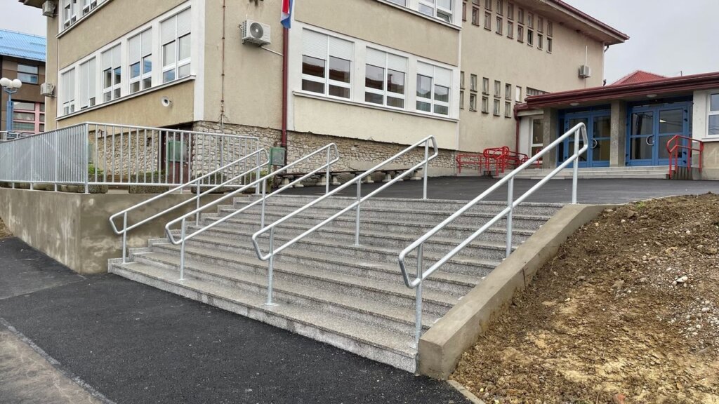 Završeni radovi na izgradnji stepenica ispred osnovne škole u Svetom Ivanu Zelini