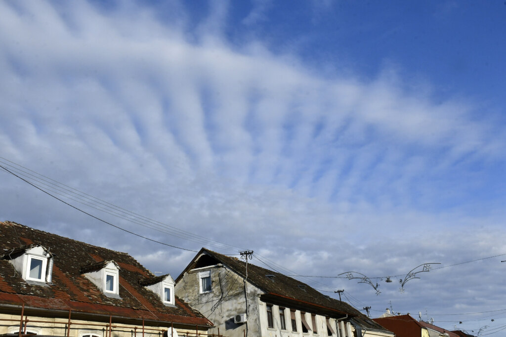 Sisak: Nakon sunčanog i vedrog prijepodneva, na nebu iznad grada počeli su se sakupljati oblaci