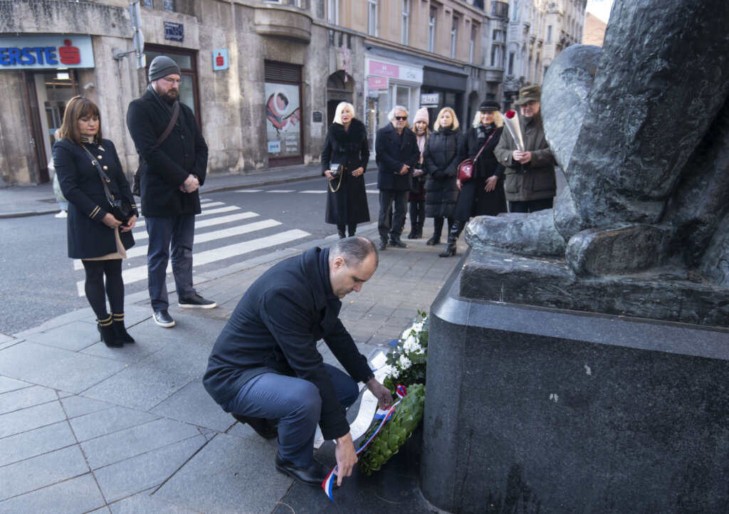 Zagreb: Polaganje Vijenaca Kod Spomenika Nikoli Tesli Povodom 80. Godišnjice Njegove Smrti
