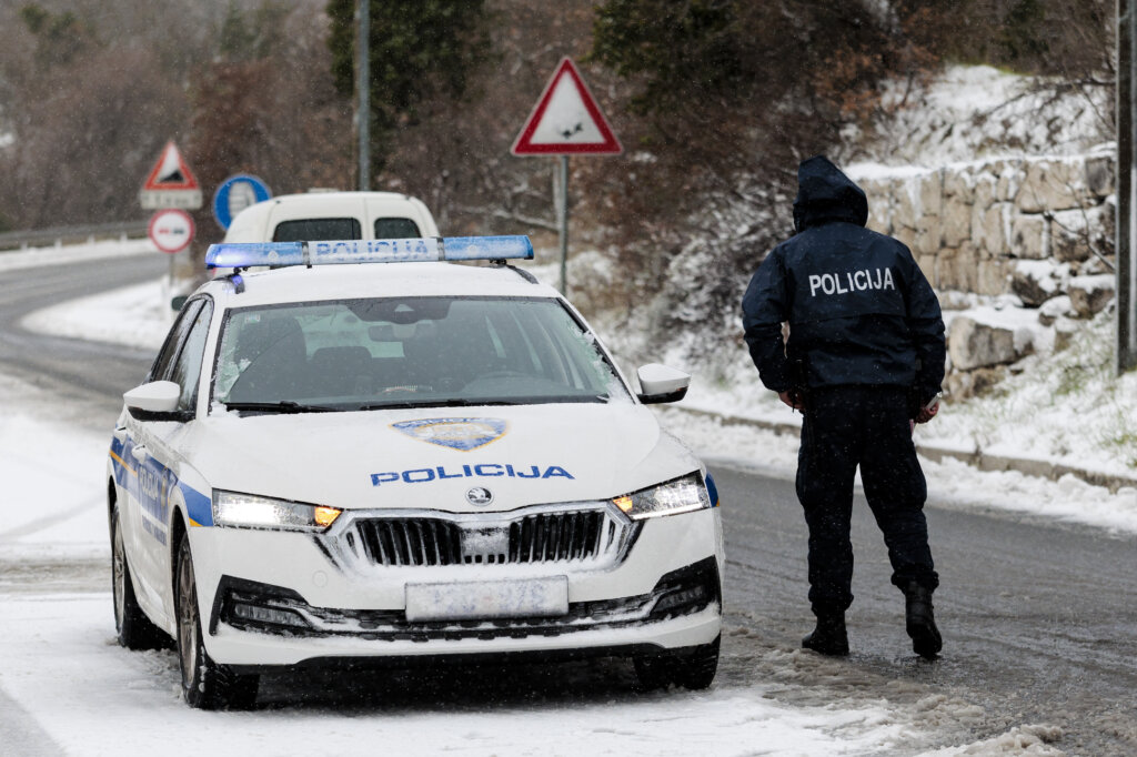 Dugopolje: Policija kontrolira  zimsku opremu i upozorava  vozače na uvjete na cesti