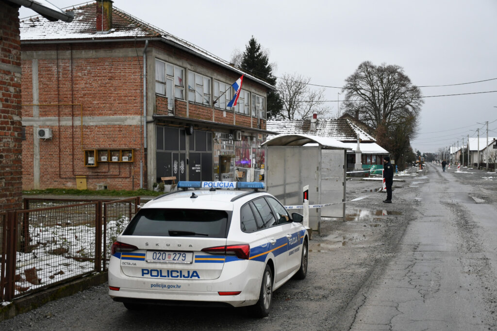 Pokraj mjesnog doma u Gudovcu kod Bjelovara jutros je pronađeno beživotno tijelo mlađe muške osobe