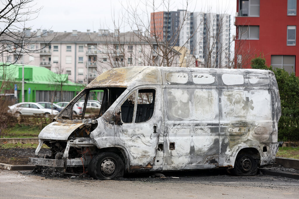 Zagreb: Na Parkiralištu U Listopadskoj Ulici Izgorio Kombi I Oštetio Još Jedan Auto