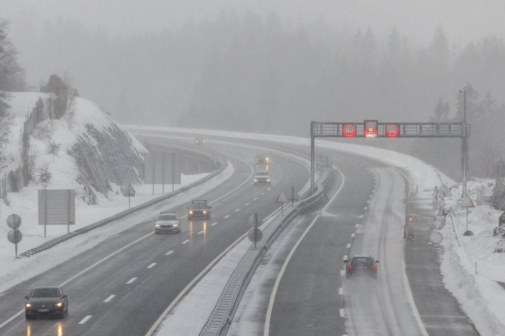 HAK upozorava vozače: Na put ne krećite bez zimske opreme