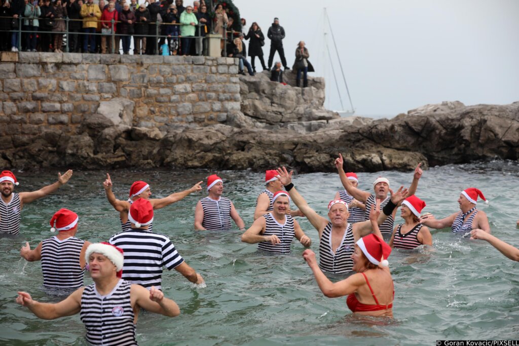 U Opatiji tradicionalna novogodišnja zdravica i kupanje u moru