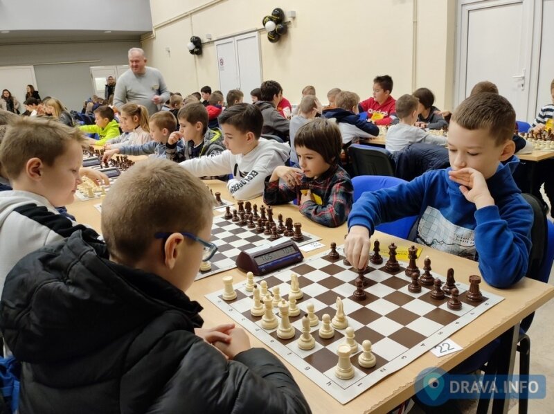 Čak 160 mladih šahista okupilo se u Virju na međunarodnom šahovskom turniru