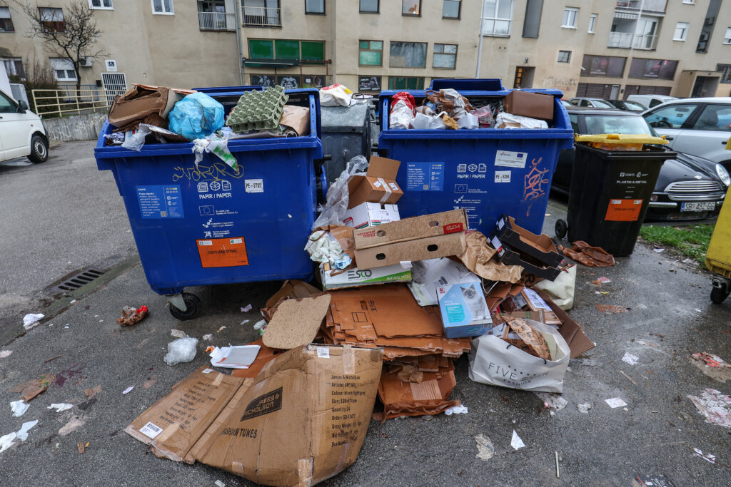 Zagreb: Pretrpane kante za smeće u zapadnom dijelu grada čekaju odvoz