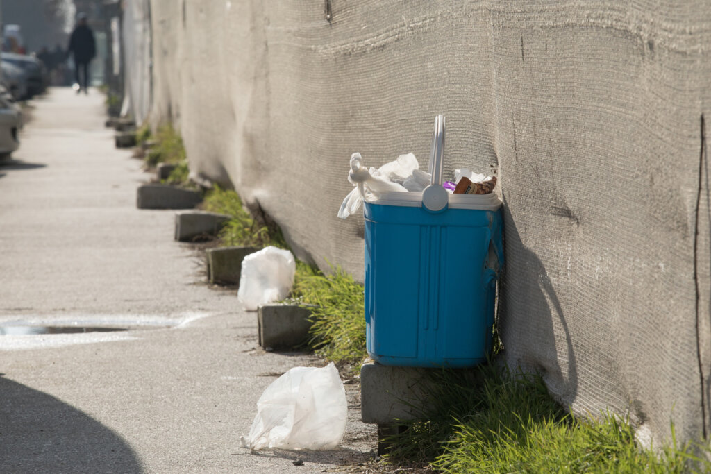 Osijek: Umjesto kante za smeće postavljen je stari prenosivi hladnjak