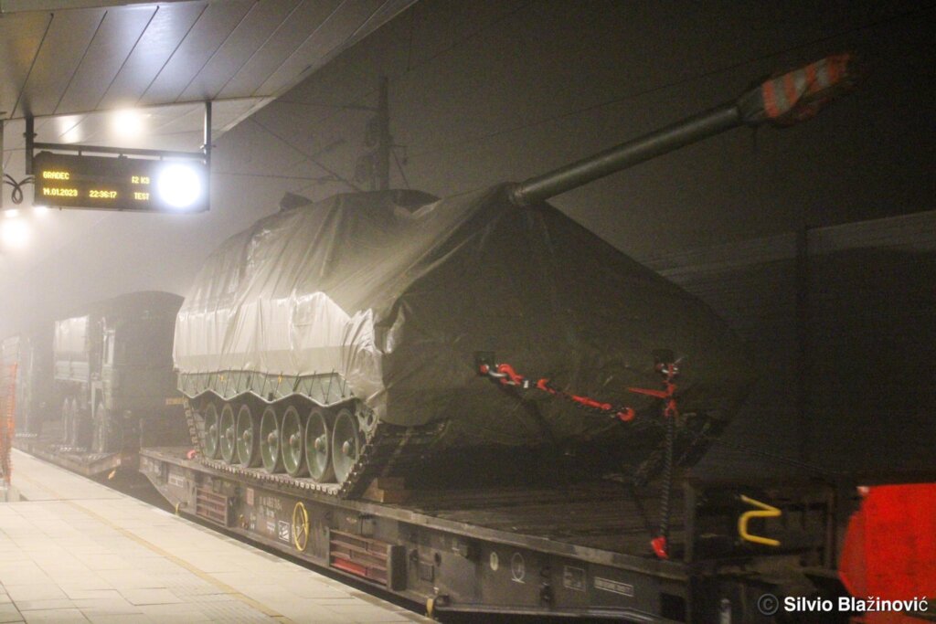 Vojna vozila na putu do Poljske snimljena u Gradecu