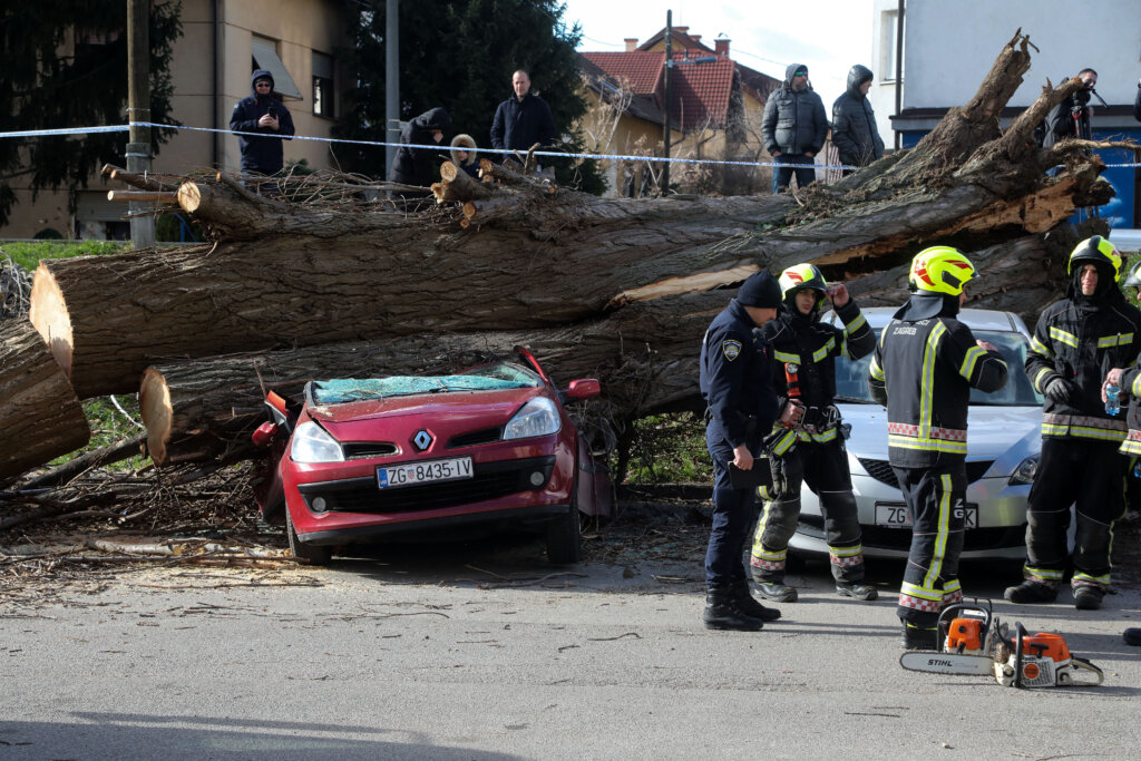 [VIDEO] Zagrebački vatrogasci na terenu, 40-ak intervencija zbog porušenih stabala