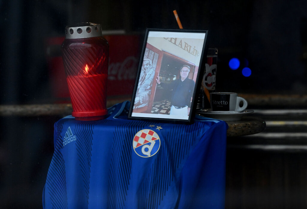 Zagreb: Fotografija Ćire na dresu Dinama uz lampion u izlogu kafića Charlie