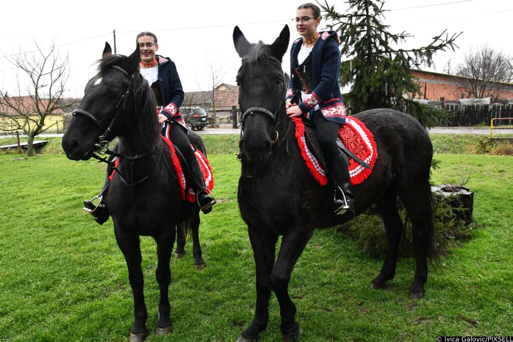 [VIDEO] Blizanke Ana i Marija Vrtarić konje jašu od svoje pete godine