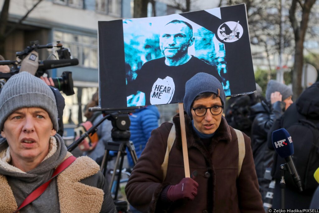 Prosvjed ‘Oprostite što smetam, ne mogu disati’: Novinari traže smjenu Beroša