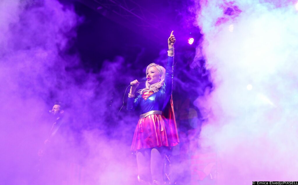 Maja Šuput obučena kao Supergirl nastupila na otvorenju fašnika u Samoboru