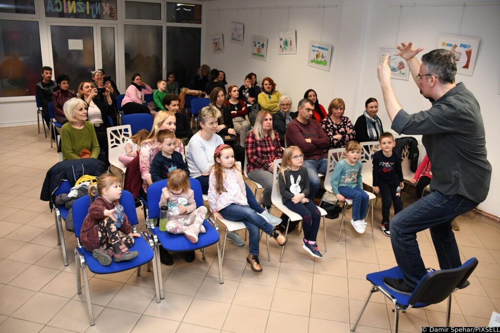 Zoran Vakula đurđevačkim mališanima promovirao slikovnicu "Vremenaste priče"