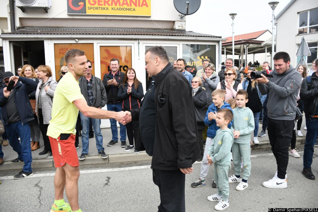 [VIDEO] Čazma dočekala trkače supermaratona “Od Kaptola do Kaptola”