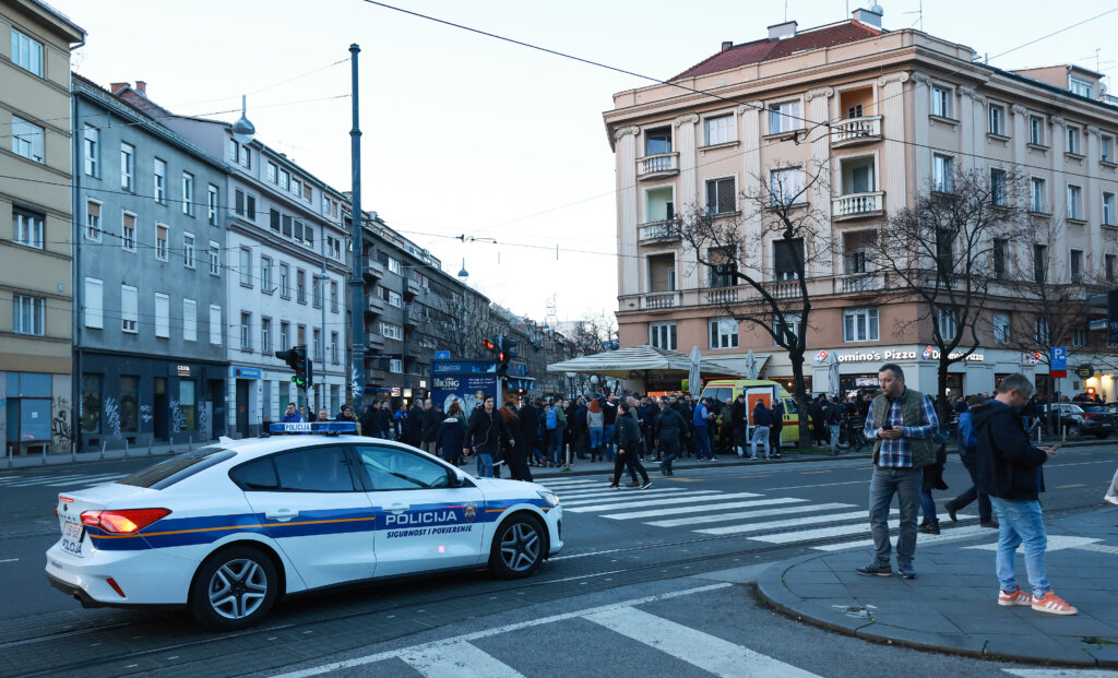 Dinamovi navijači se okupili ispred hotela prije početka Skupštine