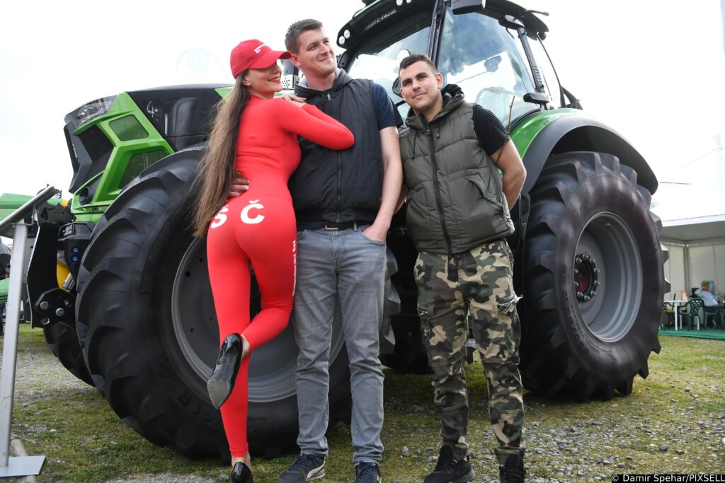 Bjelovar: Hostesa Ivana s natpisom ŠČ na kombinezonu prava je atrakcija proljetnog sajma u Gudovcu