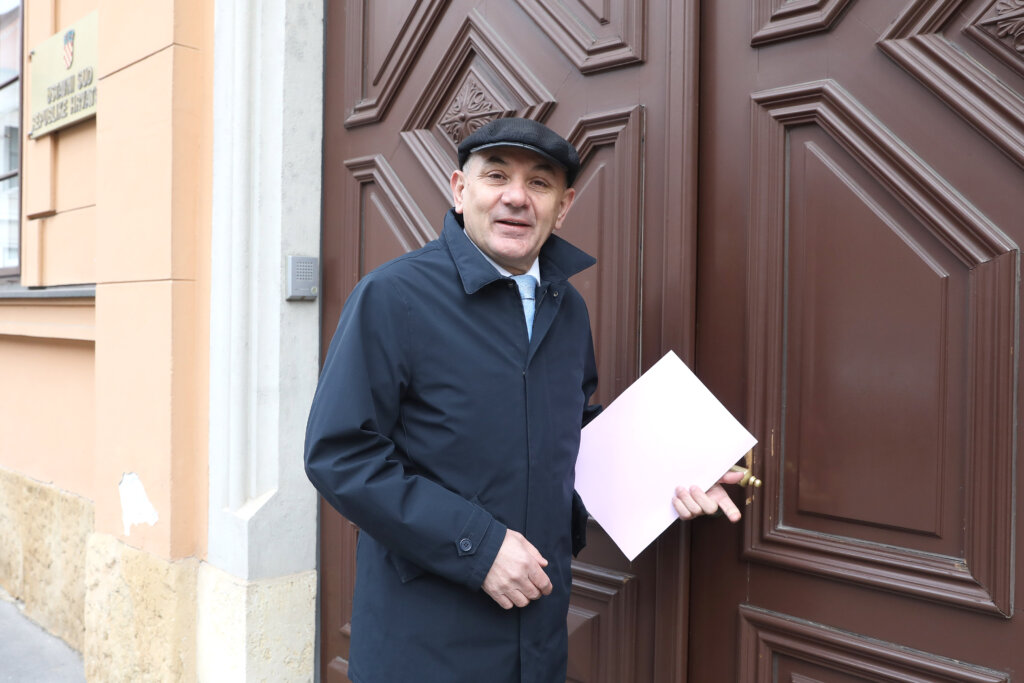 Zagreb: Ivica Lovrić predao tužbu Ustavnom sudu
