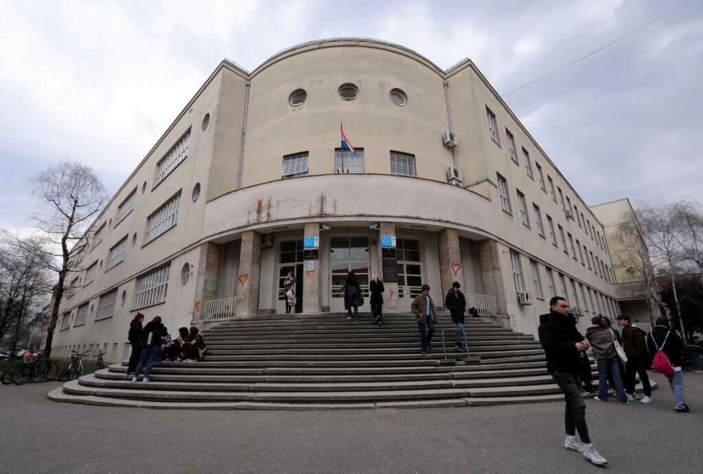 Naoružani muškarac ušao u zagrebačku gimnaziju, učenici u stanju šoka