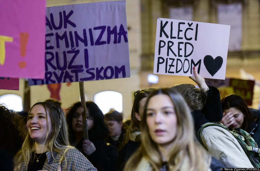 Noćni marš okupio brojne prosvjednike za ravnopravnost žena u društvu i političare