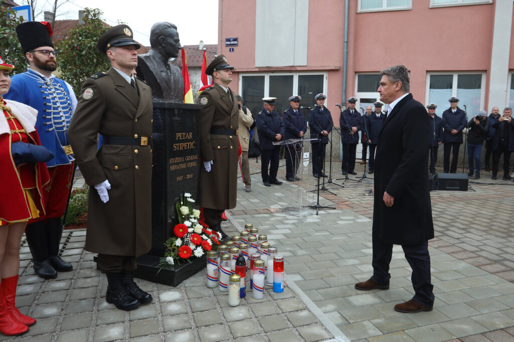 Ogulin: Predsjednik Milanović prisustvovao otkrivanju biste generalu Petru Stipetiću