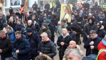 Molitelji od ranih jutarnjih sati kleče na Trgu bana Josipa Jelačića, dočekao ih je kontraprosvjed