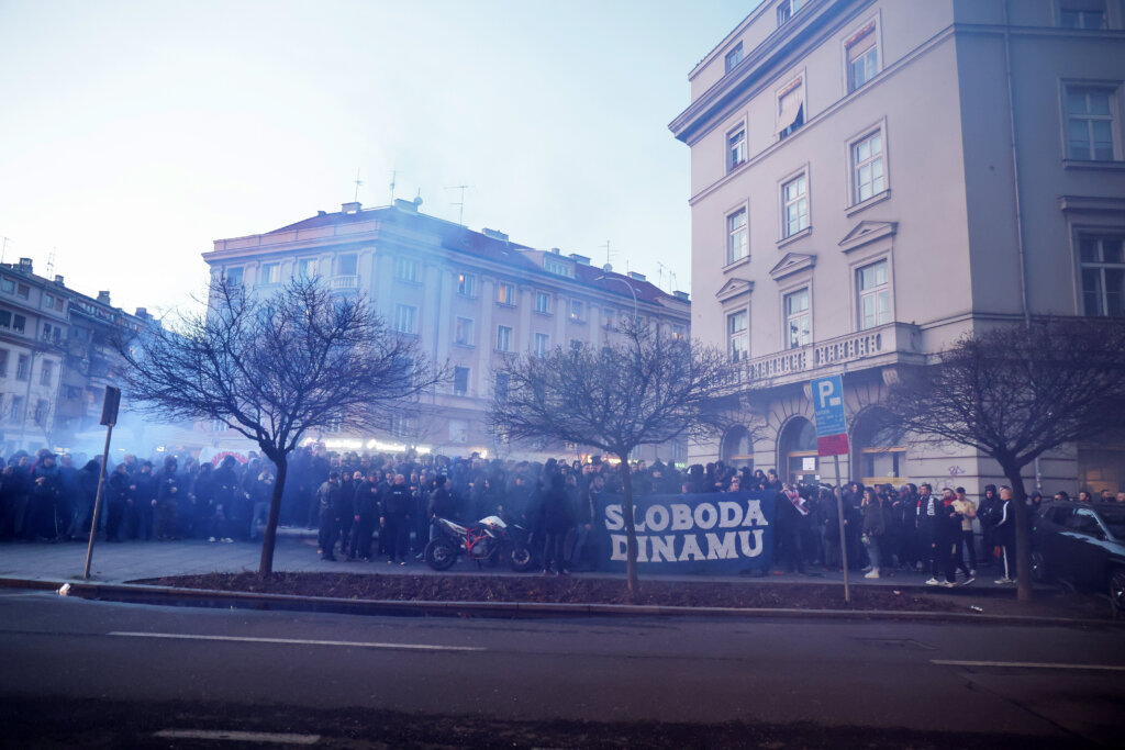 Zagreb: Bad Blue Boysi počeli s najvijanjem i bakljama
