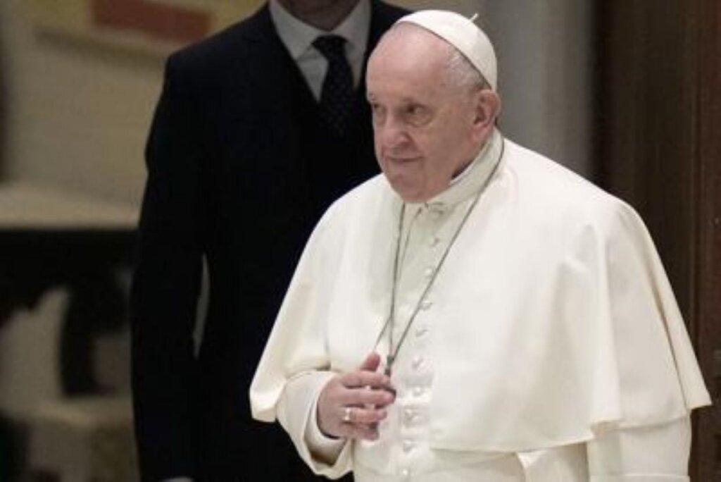 Papa više nema vrućicu, no i dalje ima upalu pluća
