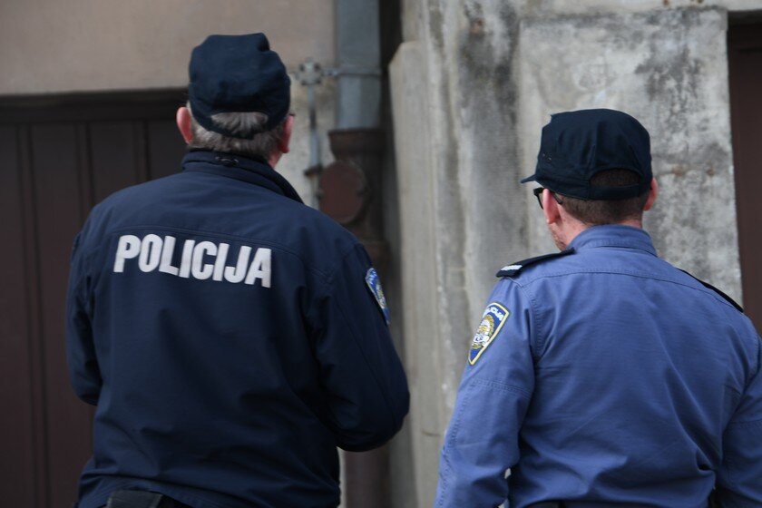 Policajci izvan službe narušavali javni red i mir