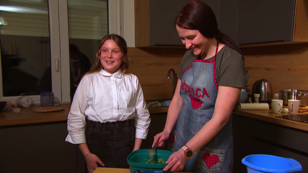 Najslađa pomoć u kuhinji: Maji je u pripravi predjela pomogla njezina učenica Lucija