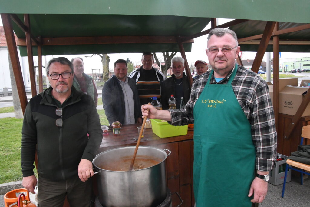[FOTO] VELIKA SUBOTA U Farkaševcu podijeljeno 100 porcija paprikaša