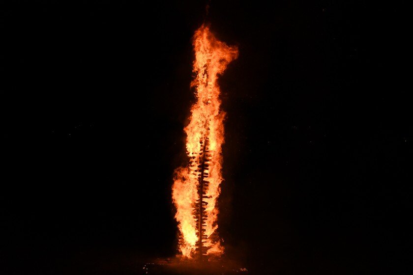 [FOTO/VIDEO] Nekoliko stotina građana okupilo se na paljenju vuzmice u Križevcima