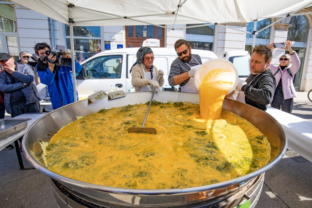 Na pulskoj tržnici pripremljena fritaja od 1.500 jaja i 10 kilograma šparoga