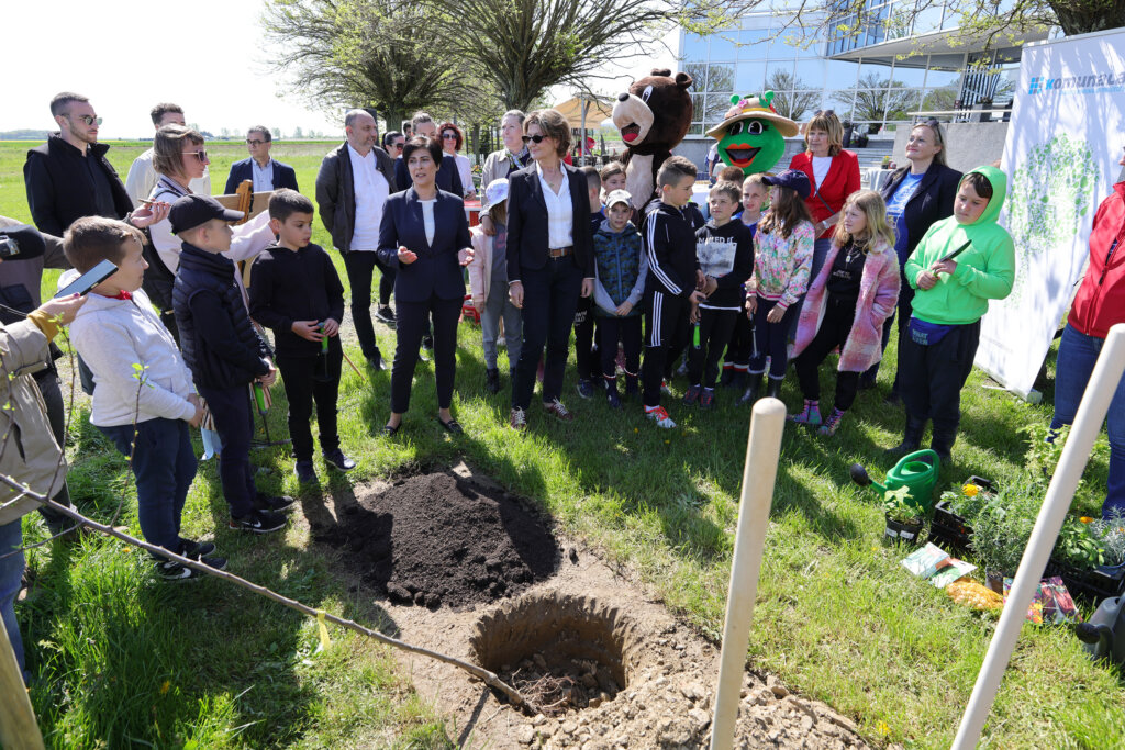 [FOTO] Podravka se pridružila projektu „Šuma hrane“ i u Koprivnici zasadila svoj voćnjak