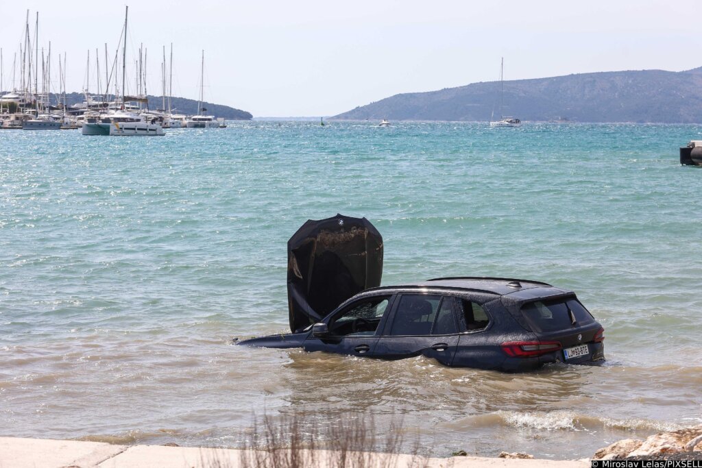 Trogir: Bmw Om Udarila U Kamion, Oba Vozila Završila U Moru