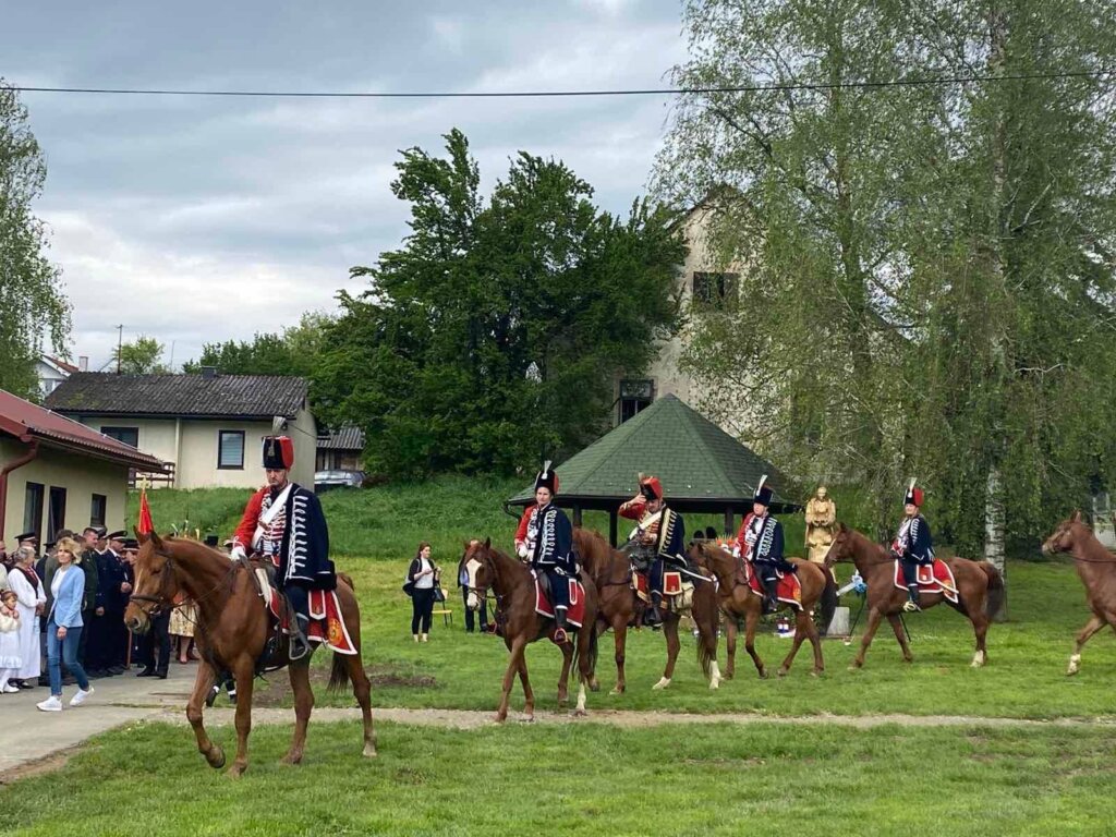 [FOTO] U Zrinskom Topolovcu postrojavanjem povijesnih postrojbi odana počast pogibiji Zrinskog i Frankopana