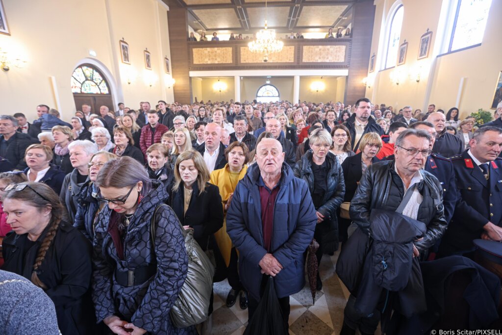 Krvarsko: Sisački buskup Vlado Kosić blagoslovio je obnovljenu crkvu Uzvišenja sv. Križa
