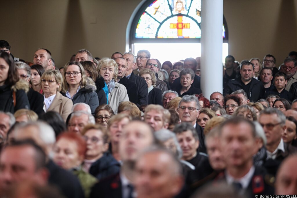Krvarsko: Sisački buskup Vlado Kosić blagoslovio je obnovljenu crkvu Uzvišenja sv. Križa