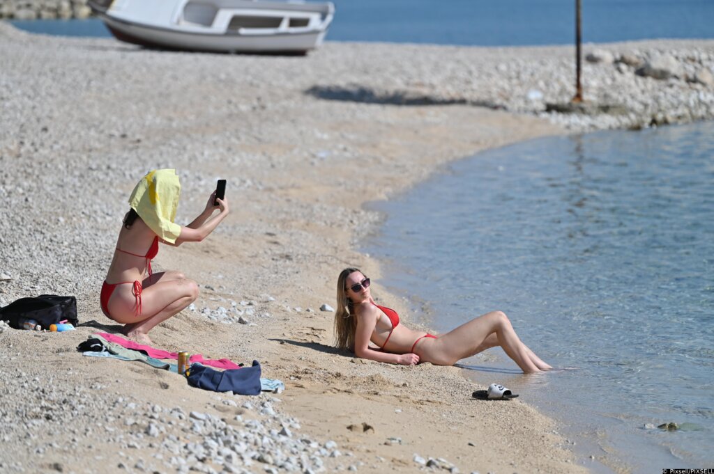 Dvije djevojke uživale na plaži u Makarskoj