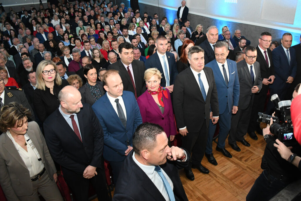 [FOTO/VIDEO] Predsjednik Zoran Milanović u Koprivnici, pogledajte tko je sve došao na svečanu sjednicu