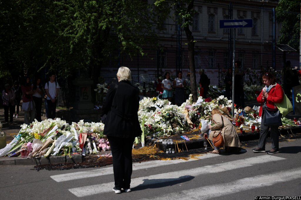 Beograd: Cvijeće, Igračke I Svijeće Ispred Osnovne škole "vladislav Ribnikar" Za žrtve Koje Je Ubio 14 Učenik