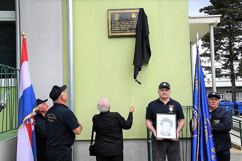 [FOTO/VIDEO] OBILJEŽAVANJE DANA DRŽAVNOSTI U KRIŽEVCIMA Otkrivena spomen-ploča poginulom Josipu Bađunu