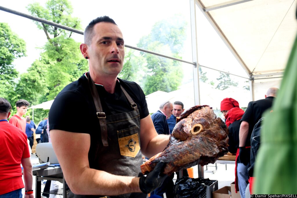 [FOTO/VIDEO] SPEKTAKL OD MESA U KRIŽEVCIMA Peče se 800 kilograma mesa, posjetitelji stižu iz cijele Hrvatske