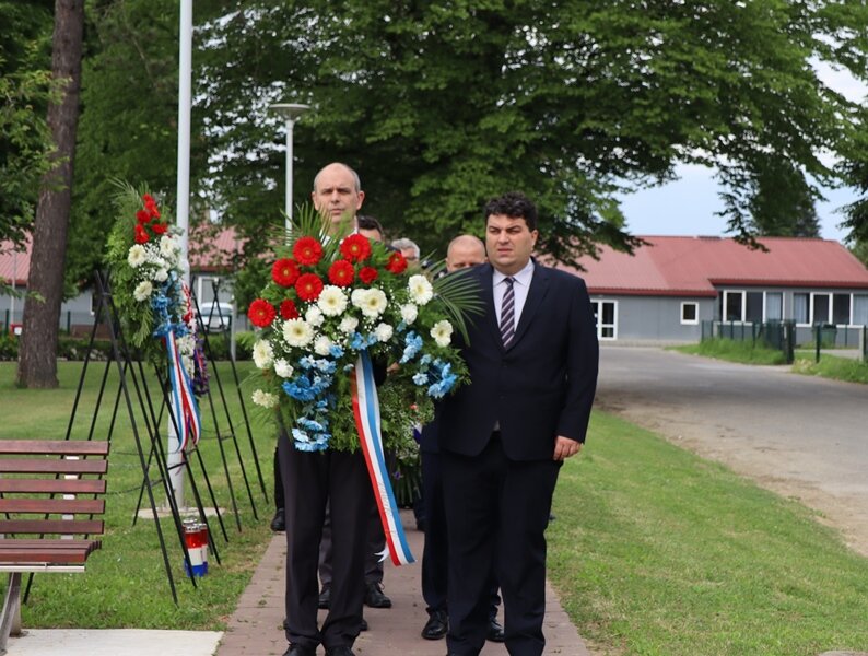 [FOTO] Povodom Dana državnosti u Križevcima položeni vijenci i zapaljene svijeće