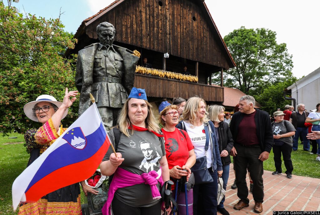 Stotine ljudi u Kumrovcu slavi Dan mladosti