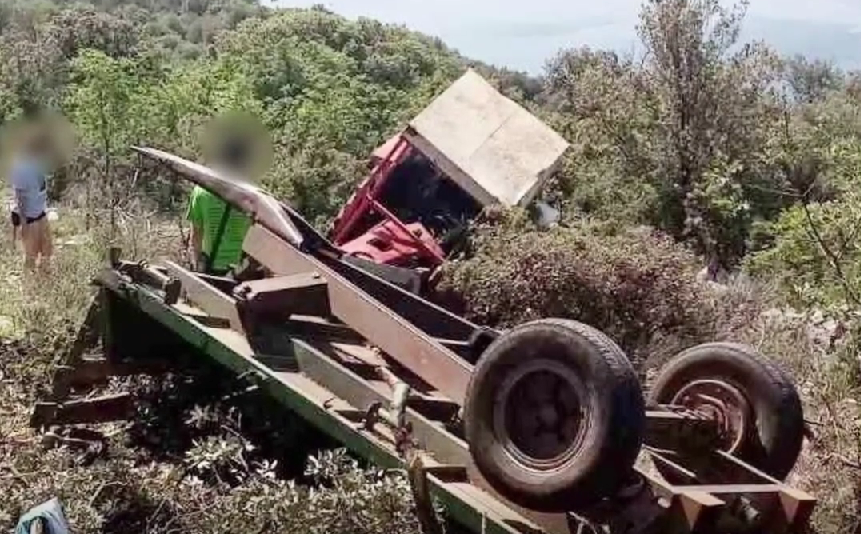 Izbjegnuta velika tragedija: U prevrtanju traktora s prikolicom ozlijeđeno osmero maturanata